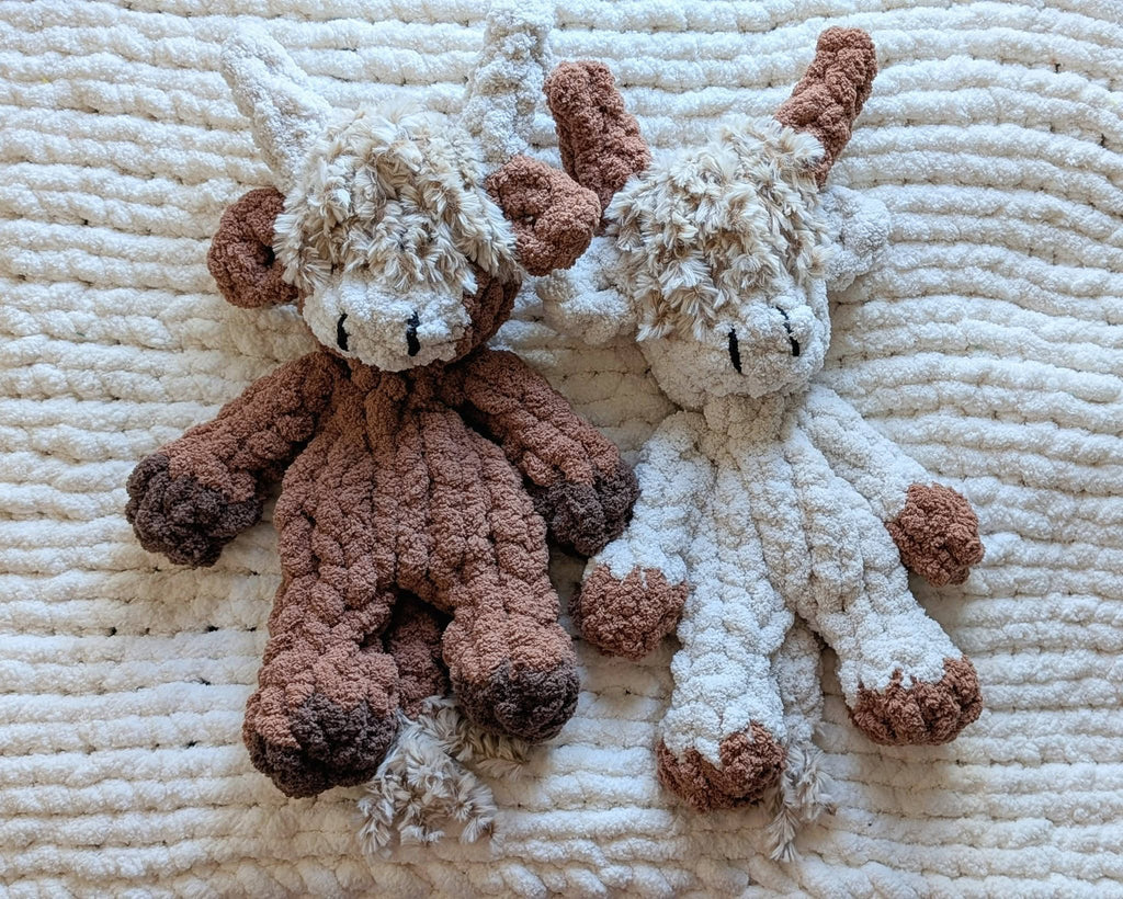 Chunky Knit Highland Cow Snuggler
