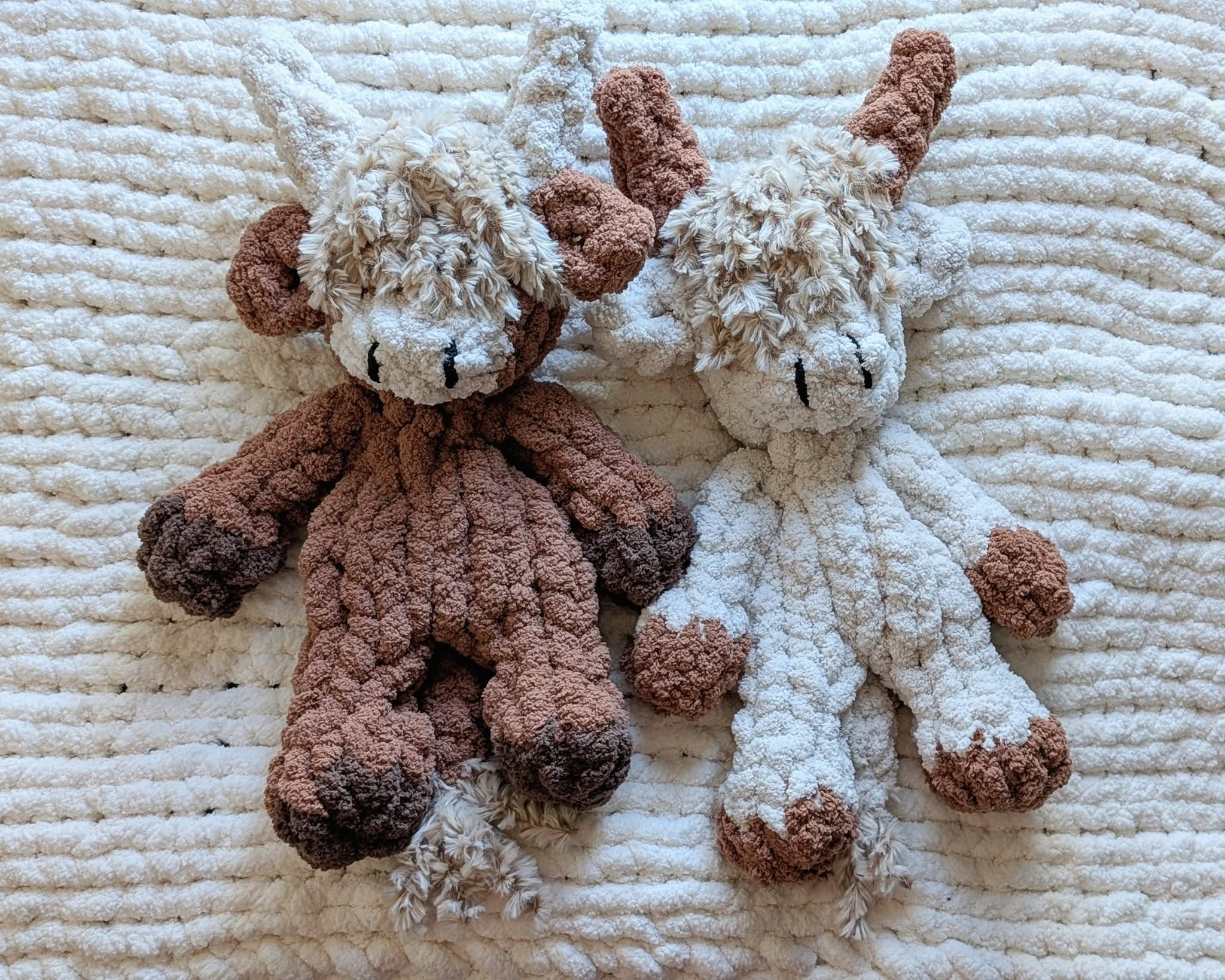 Chunky Knit Highland Cow Snuggler